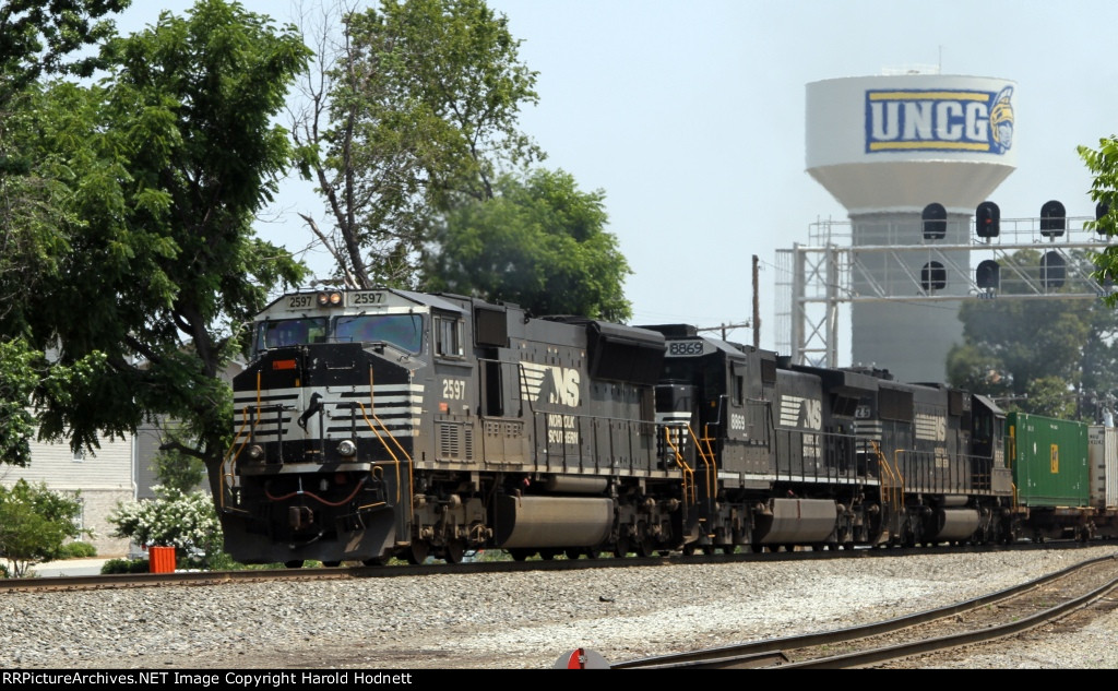 NS 2597 leads train 213 southbound